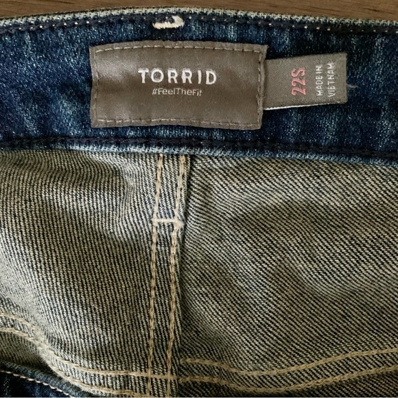 Torrid Super high rise 5 button raw hem cropped denim jeans size 22 Short EUC - Picture 5 of 5